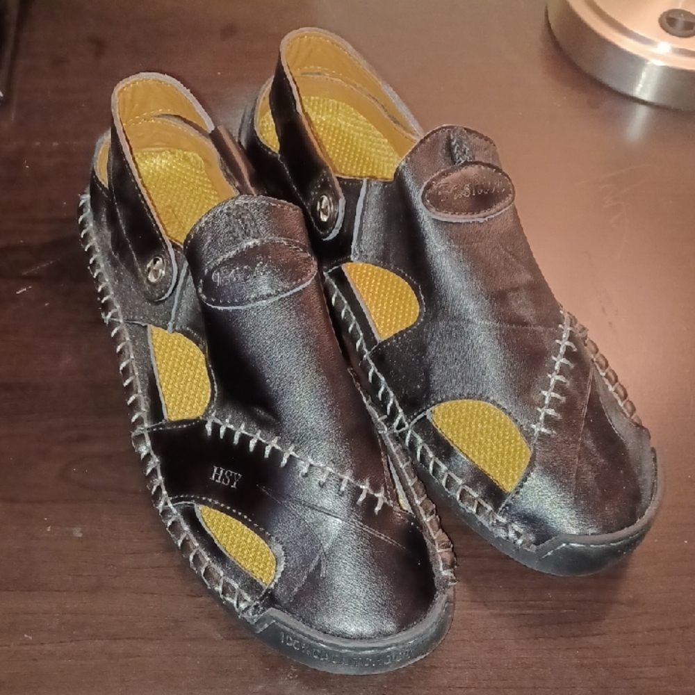 NWOT Mens Black Leather Sandals with Cutouts and Flexible Soles